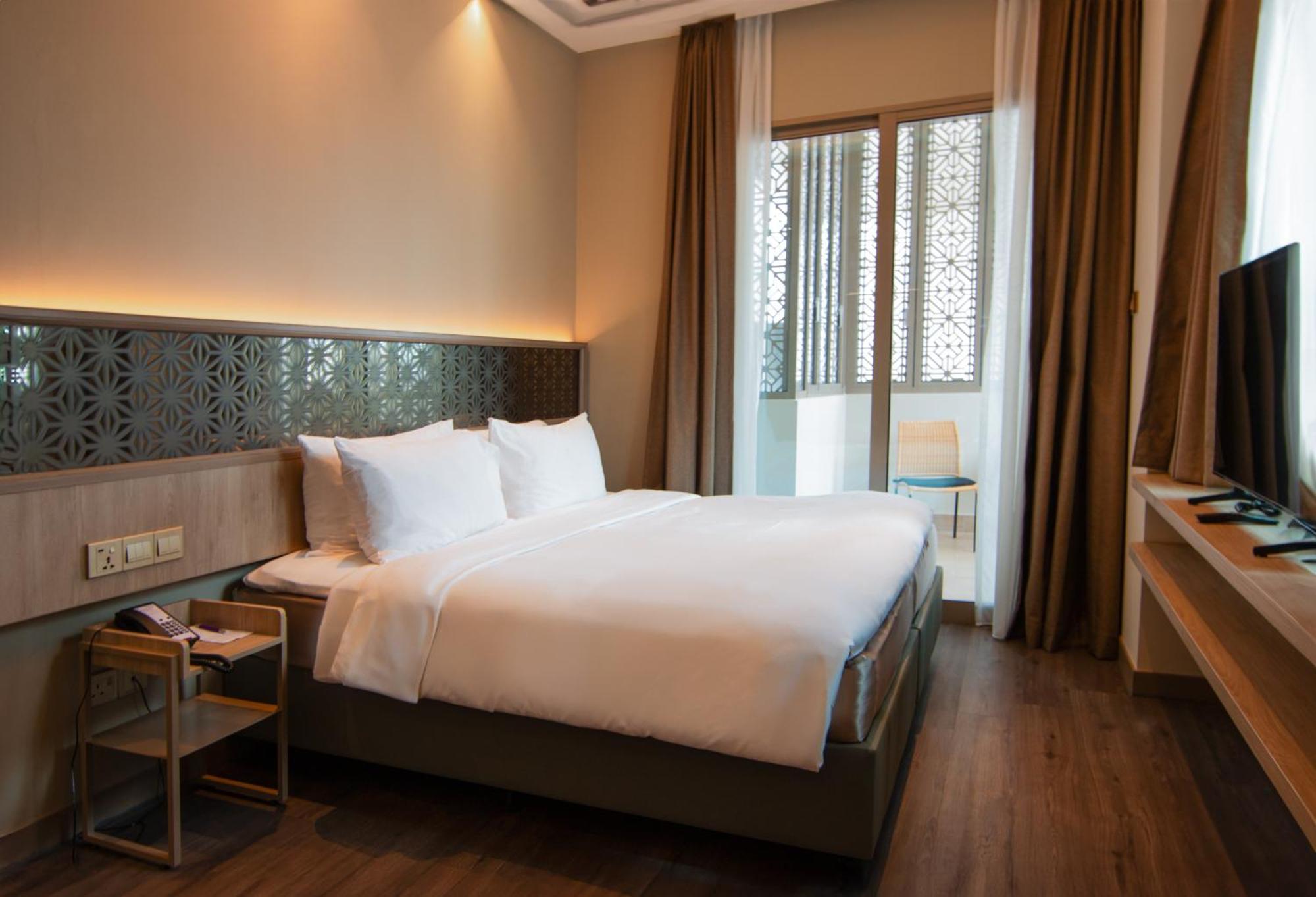 Aqueen Prestige Hotel Jalan Besar Singapore Exterior photo
