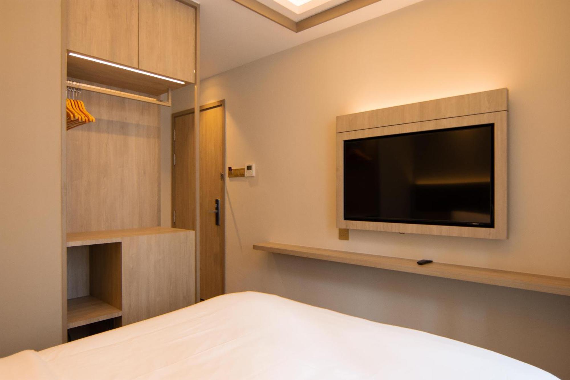 Aqueen Prestige Hotel Jalan Besar Singapore Exterior photo