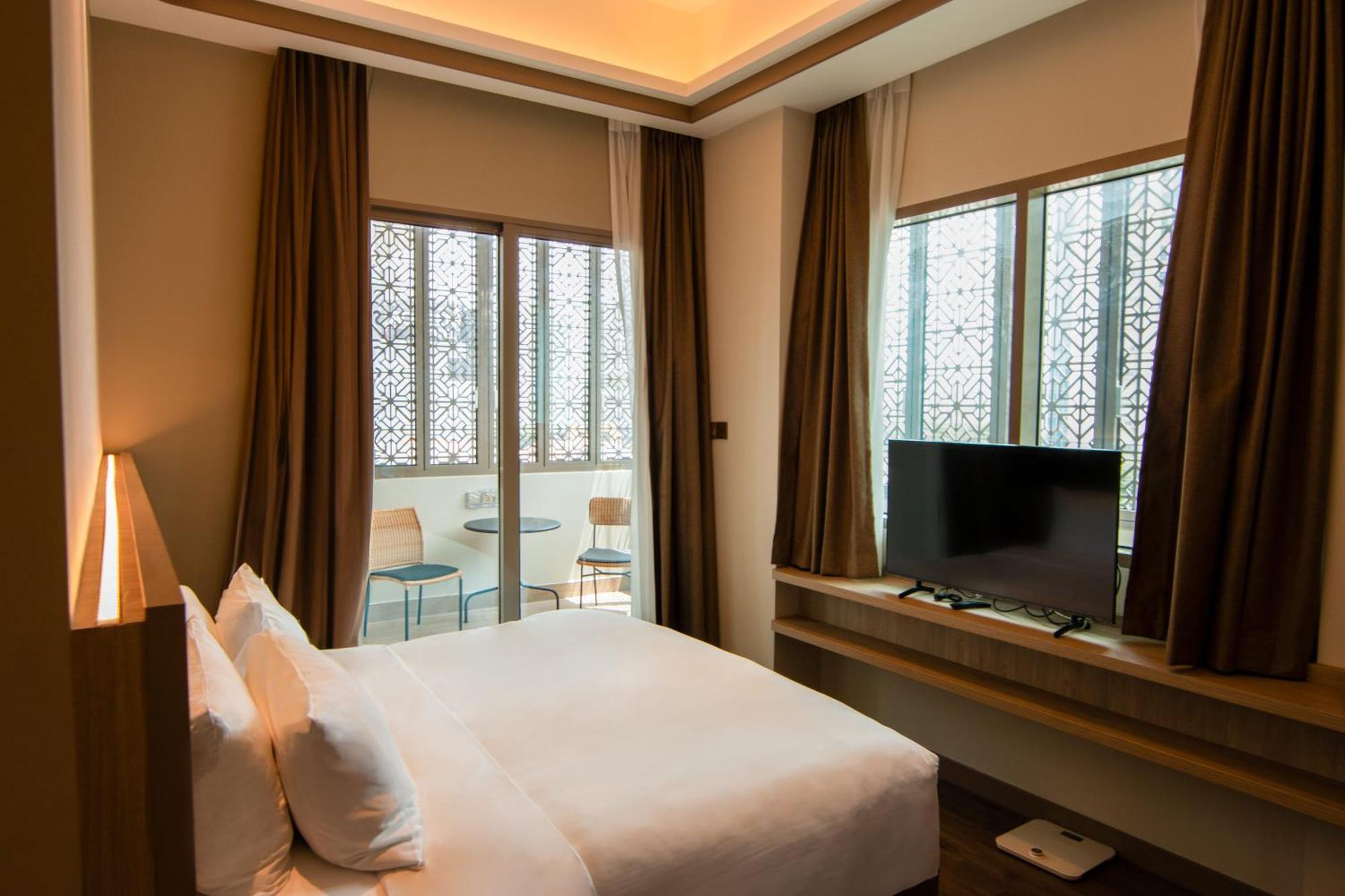 Aqueen Prestige Hotel Jalan Besar Singapore Exterior photo