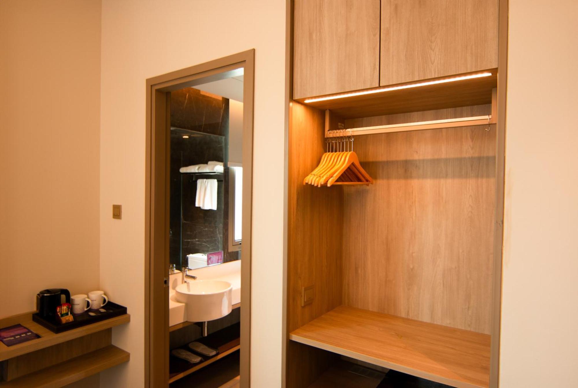 Aqueen Prestige Hotel Jalan Besar Singapore Exterior photo