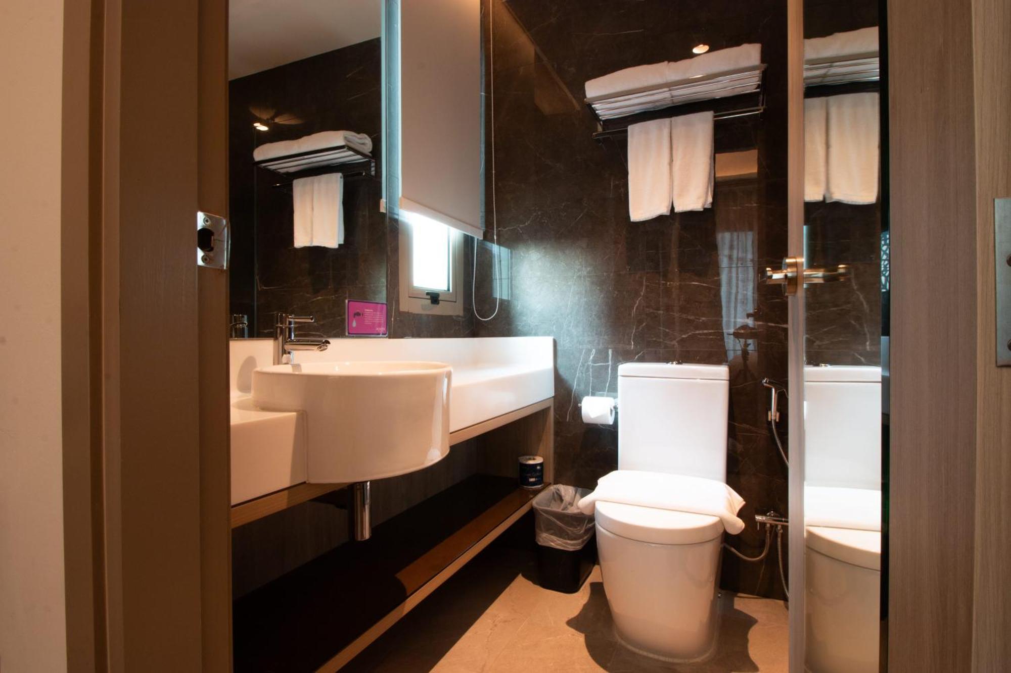 Aqueen Prestige Hotel Jalan Besar Singapore Exterior photo