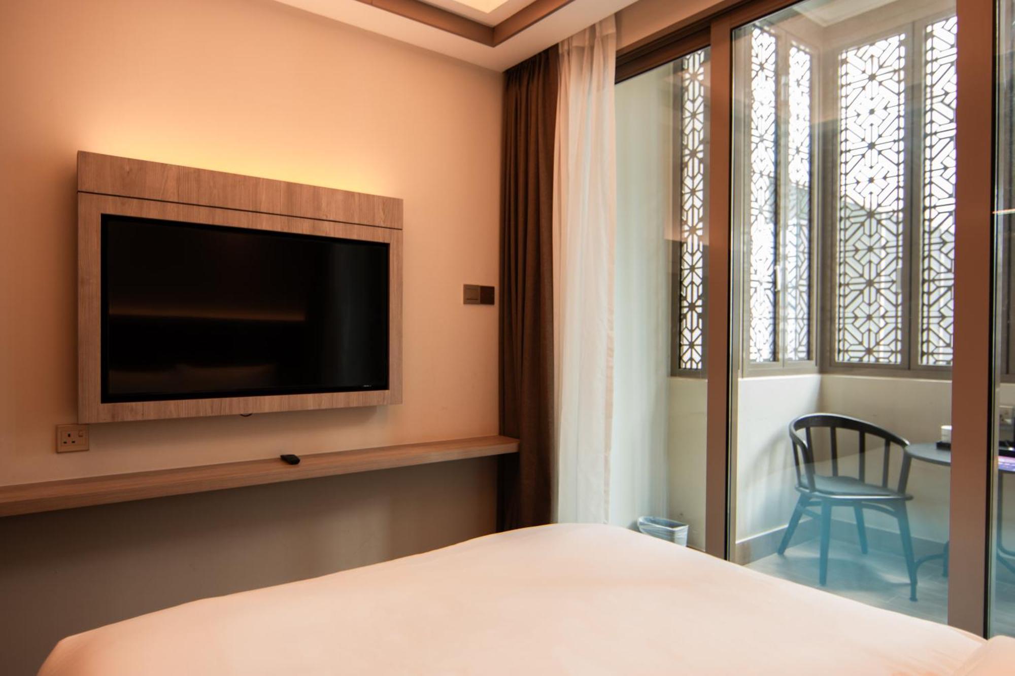 Aqueen Prestige Hotel Jalan Besar Singapore Exterior photo