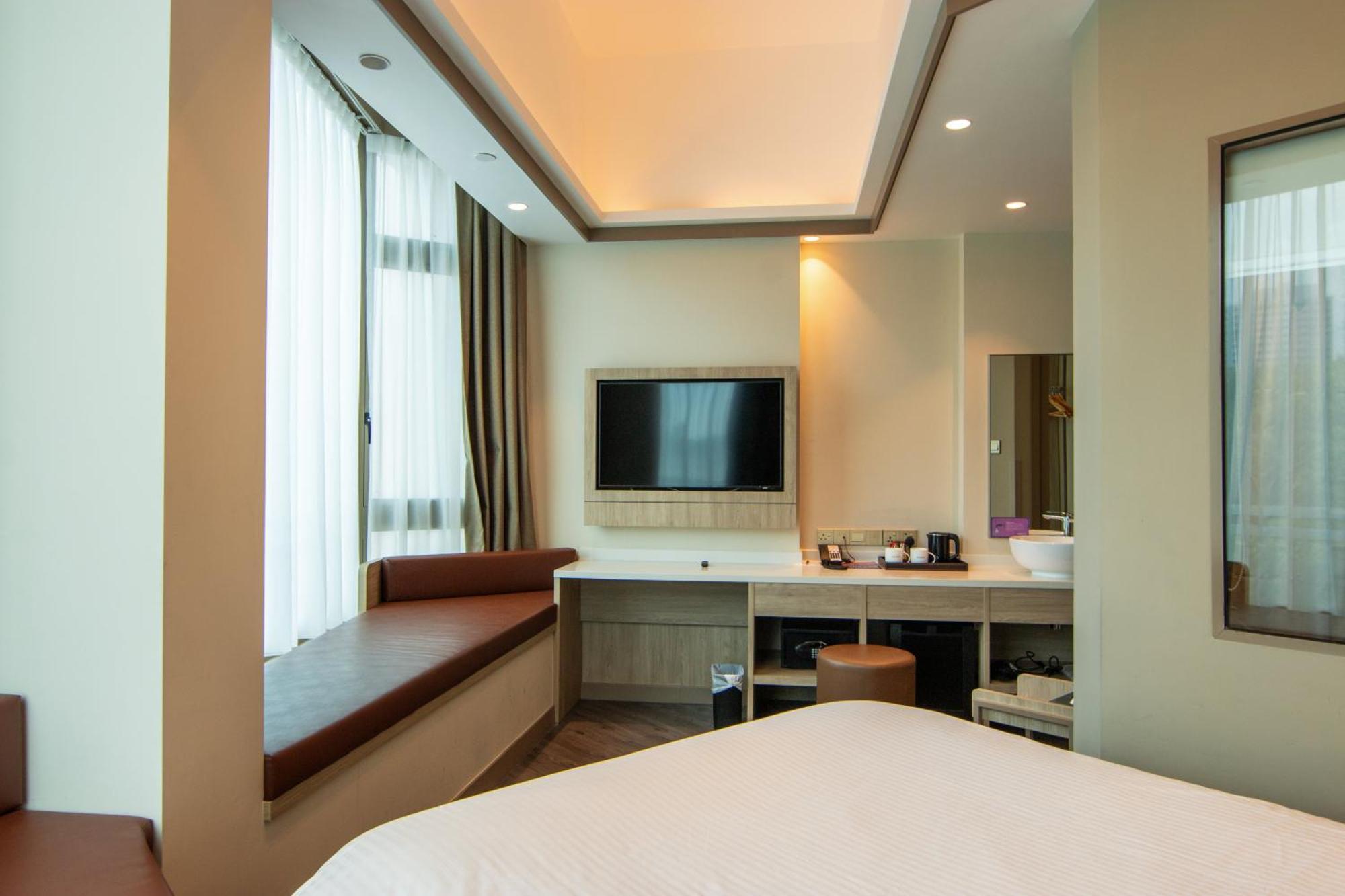 Aqueen Prestige Hotel Jalan Besar Singapore Exterior photo